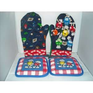  Set of 4 M&Ms Kitchen Oven Mits & Pot Holders New Without 