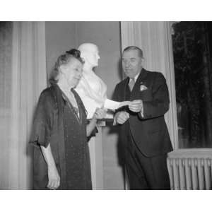  1939 photo Rep. Bloom presents sculptress with check from 