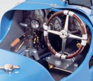 Steering wheel with metal spokes and steering wheel