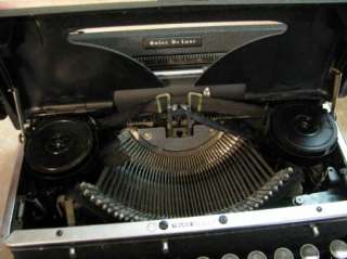 Vintage/Antique ROYAL DE LUXE TYPEWRITER in Portable Case WORKS 