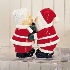   Christmas Holiday Salt & Pepper Shakers S/P Set: Kitchen & Dining