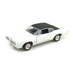  1968 Pontiac GTO 1/24 White: Toys & Games